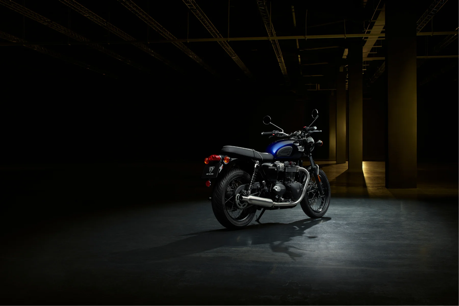 BonnevilleT100_Blue_StealthEdition_MY24_0006_TR