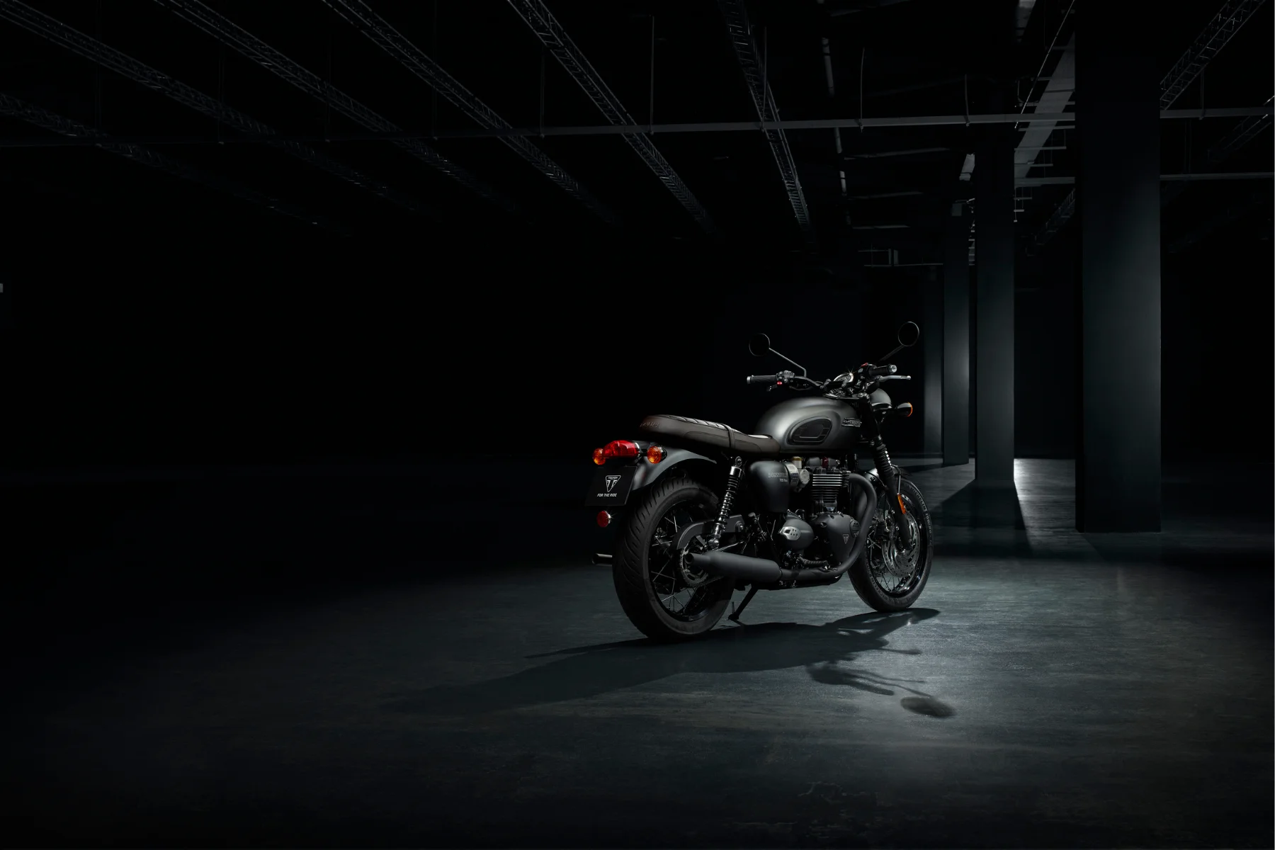 BonnevilleT120Black_Silver_StealthEdition_MY24_0008_TR