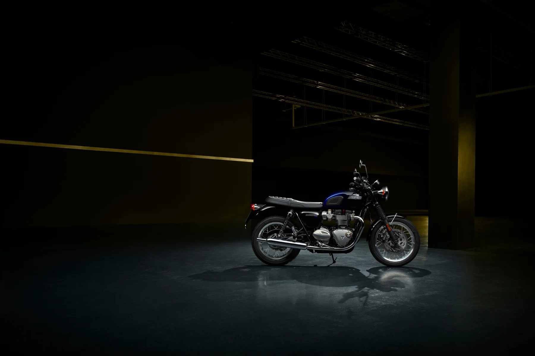 BonnevilleT120_Blue_StealthEdition_MY24_0013_TR