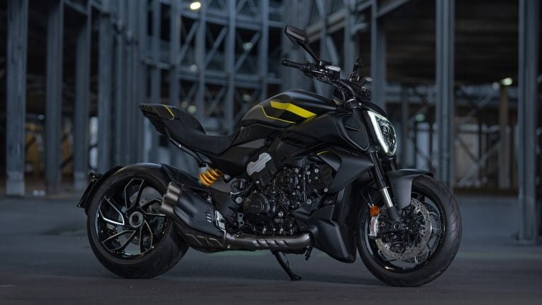 Diavel V4 Black Roadster Livery